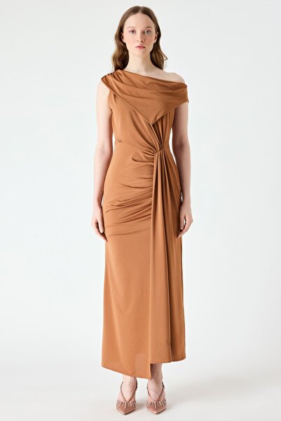 FEVER Asimetrik omuzlu dökümlü elbise