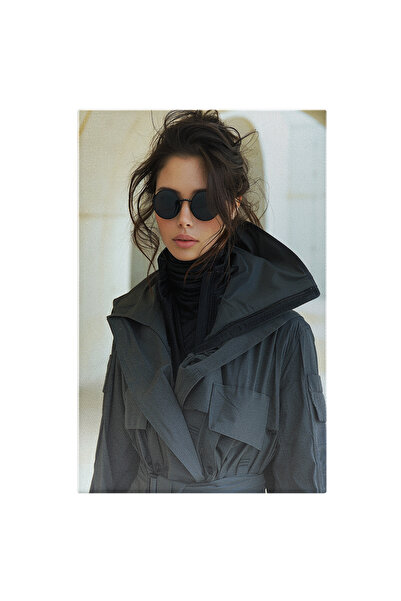 StoryGift Romania Tablou Canvas Agent Secret Femeie Cu Ochelari Si Par Saten In Bluza Si Palton Totul In Culoare