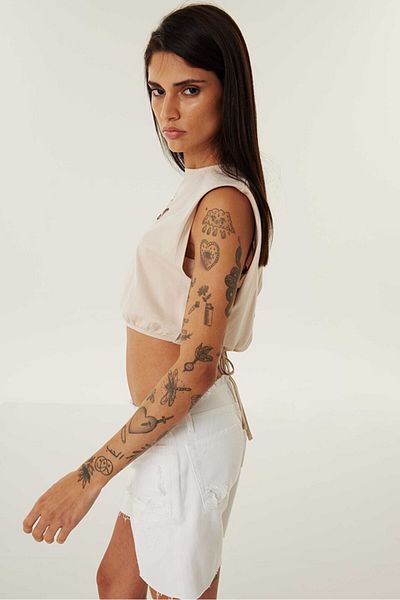 Twist Slogan-T-Shirt mit geraffter Taille