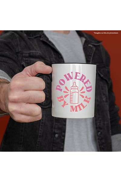 StoryGift Romania Cana Cu Textul In Engleza "powered By Milk" - Alimentat Cu Lapte Biberon Bebelus, Cu ,stg
