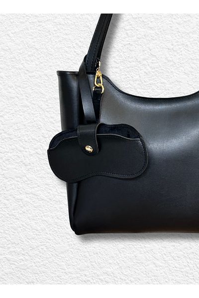 fular & bags Μαύρη κρεμαστή θήκη γυαλιών Charm