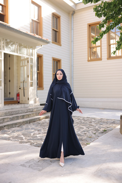 KADEEM Абая з капюшоном і шарфом з шовку «Кажан-Медіна»