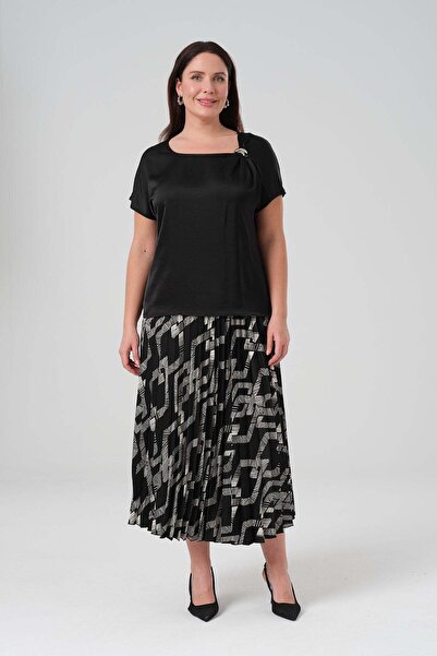 Gemko Satin Silver Buckle Blouse Patterned Pleated Skirt Set - Black