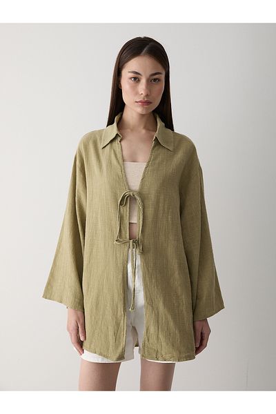 Laluvia Khakifarbene Kimono-Bluse aus 100 % Leinen mit Spitzendetail
