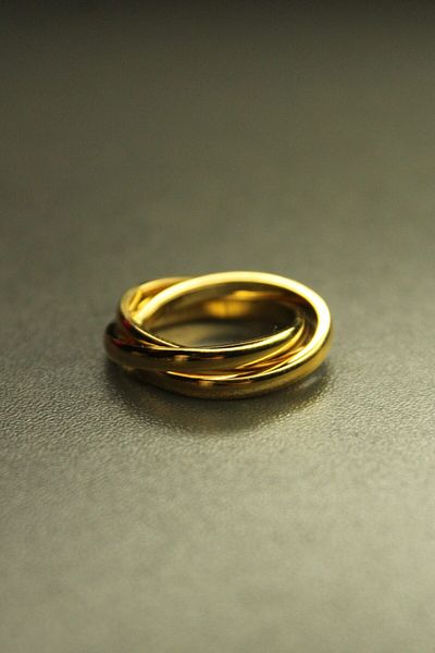 Glowy&Co. Twist Bold Gold Color Tarnish Steel Ring