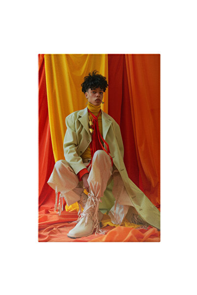 StoryGift Romania Tablou Canvas Palton alb asortat cu maletă galbenă si esarf...