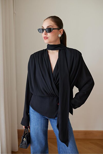 Askı Tekstil Bluză neagră cu umeri întăriți Gipe Detailed decolteu petrecut î...