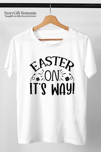 StoryGift Romania Tricou Barbati Cu Mesajul In Engleza "easter On It's Way" - Pastele E Pe Drum Cu Imprimeu Stg