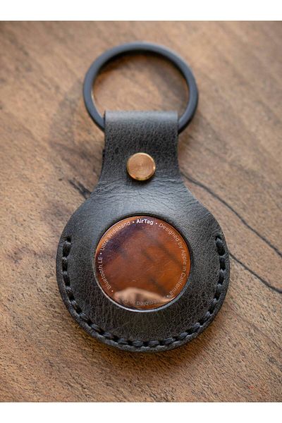 minimal X design سلسلة مفاتيح Airtag Case متوافقة مع الحد الأدنى X أنثراسايت - صناعة يدوية من الجلد الحقيقي - الحد الأدنى