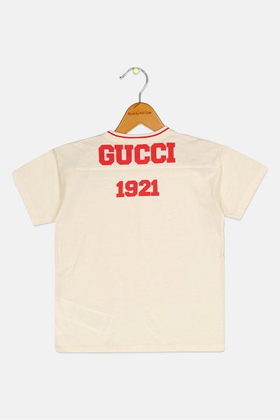 Gucci تي شيرت مطبوع عليه رسومات بأكمام قصيرة ورقبة دائرية للأولاد الصغار، كريمي