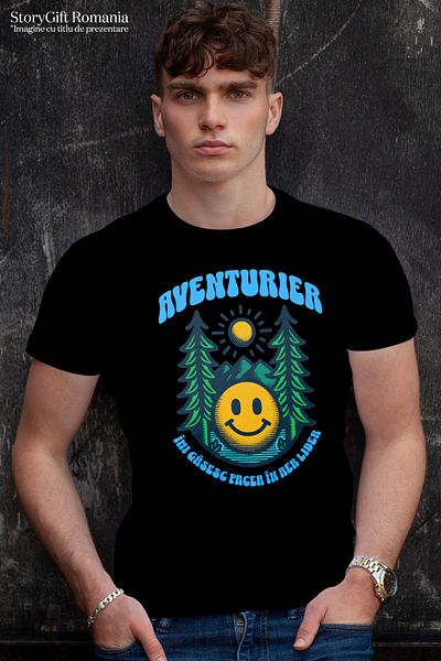 StoryGift Romania Tricou Barbati Aventurier, Imi Gasesc Pacea In Aer Liber, Camping Cu Imprimeu Pe Fata, 100 Stg