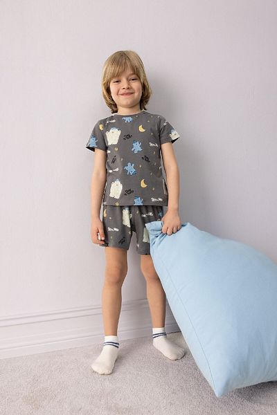 DeFacto Baby-Pyjama-Set für Jungen – gemustertes, kurzärmliges, gekämmtes Baumwoll-Oberteil mit elastischen Shorts an der Taille E1180A525HS