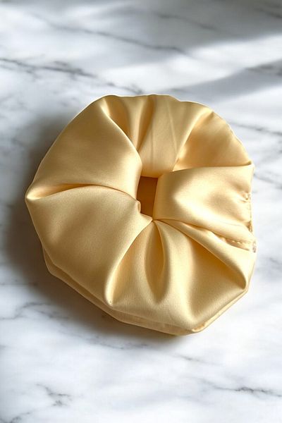 pistore Καρφίτσα μαλλιών από καουτσούκ Butter Yellow Satin