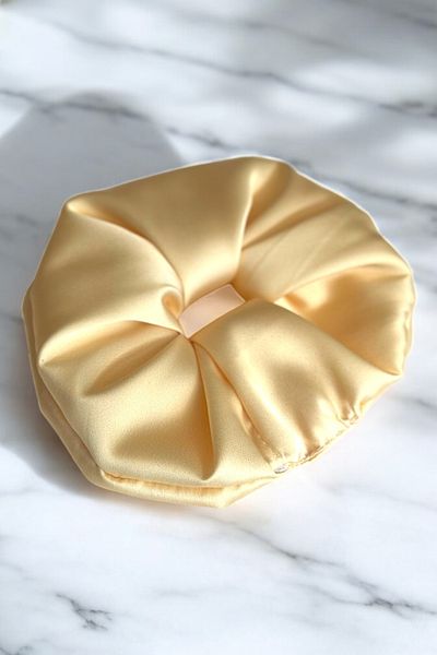 pistore Καρφίτσα μαλλιών από καουτσούκ Butter Yellow Satin