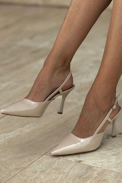 Gökhan Talay Pantofi clasici cu toc mediu Clara Bej din piele lacuita (8 cm).