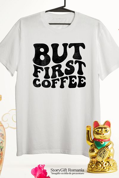 StoryGift Romania Tricou bărbătesc cu textul în engleză „but First Coffee” - But First Coffee cu imprimeu P Stg