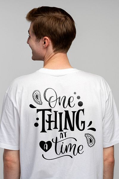 StoryGift Romania Tricou Barbati cu textul in engleza "One thing at a time" - cate un lucru pe rand obiectiv STG
