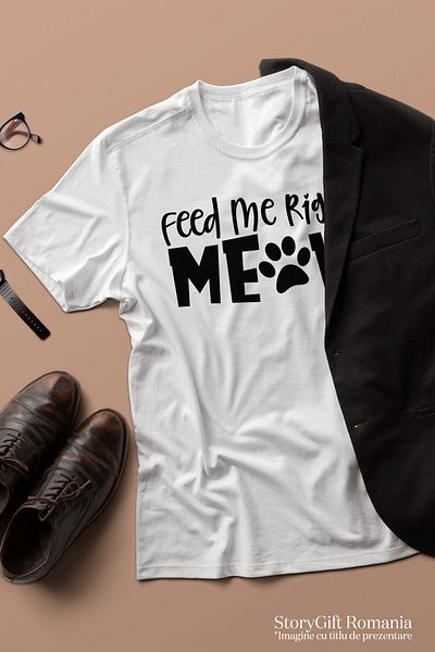 StoryGift Romania Men's T-shirt for cat lovers with the text "Feed me right meow" - feed me now STG