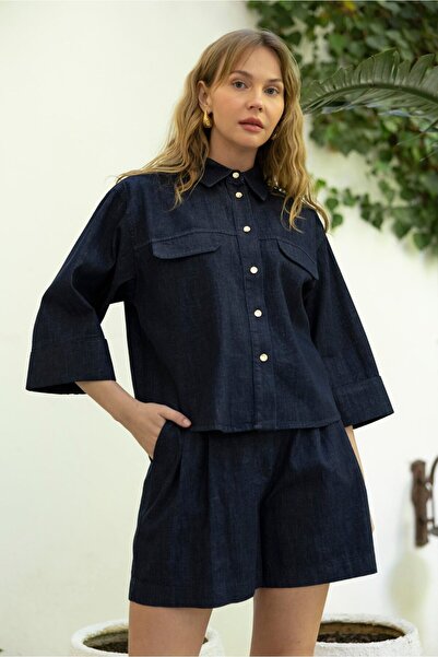 FEMMESTUDIO Kadın Lacivert Gold Düğme Detaylı Gömlek Şort Denim Takım