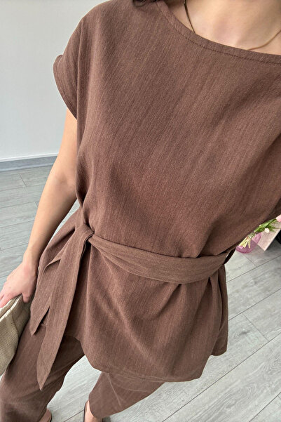 My Blog Detailní sada kalhot a halenky s hnědým zdobením na ramenou - 8644