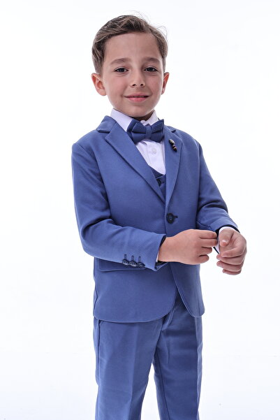 Tiril Tiril Хлопчик у костюмі.