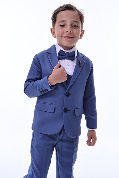 Tiril Tiril Хлопчик у костюмі.