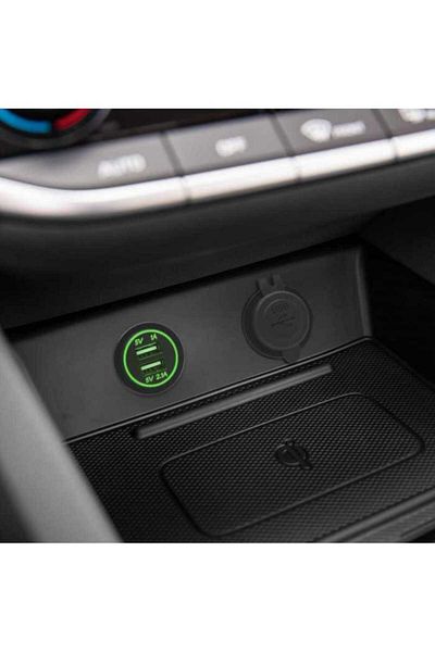 OEM Car adapter with green light USB 3.1A installable in cigarette lighter socket 12–24V M'N'C