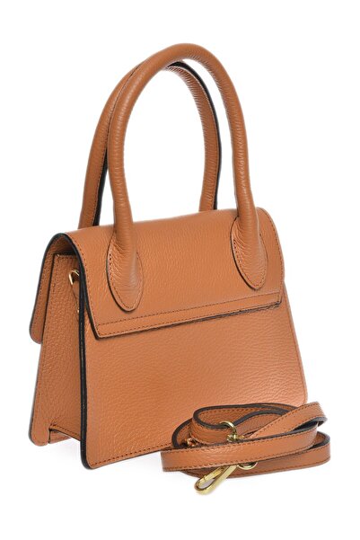 Carla Ferreri Handbag
100% cow leather
Front flap over magnetic closure
Internal pocket
Dimensions : 17x19.5x8  cm