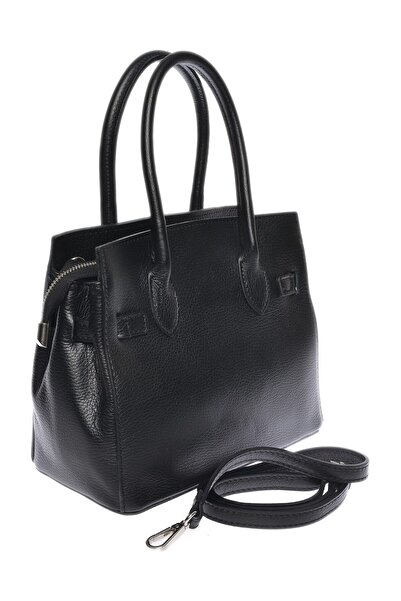 Carla Ferreri Handbag
100% cow leather
Top zip closure
Dimensions: 21.5x24x13  cm
Handle: 32 cm
Shoulder strap: 12
