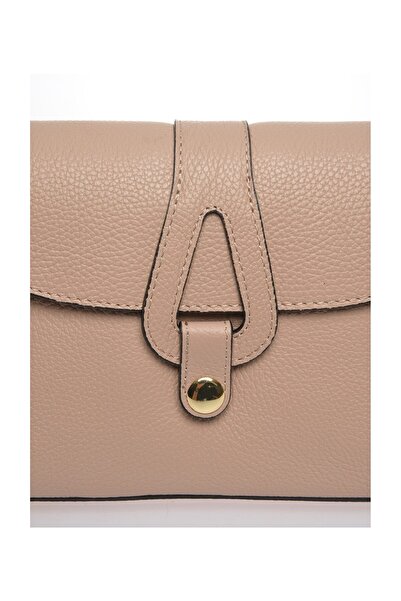 Carla Ferreri Crossbody kabelka
100% hovězí kůže
Zapínání na klopu s horním zipem
Vnitřní kapsa na zip
Rozměry: 20x2