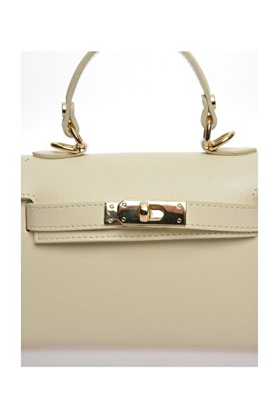 Carla Ferreri Crossbody bag
100% cow leather
Front metal buckle closure
Internal zip pocket
Dimensions : 14.5x19x7