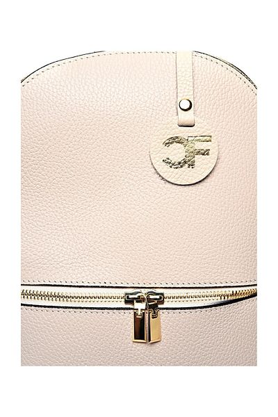 Carla Ferreri Batoh 
 100% hovězí kůže 
 Horní zapínání na zip 
 Přední kapsa na zip 
 Rozměry (L) 29x23x10 cm 
 Rukojeť: 19,5 c