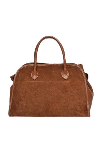 Carla Ferreri Kézitáska
100% marhabőr
Felső cipzáras zár
Méretek: 30x36x/ cm
Fogantyú: 33 cm
Vállpánt: 100