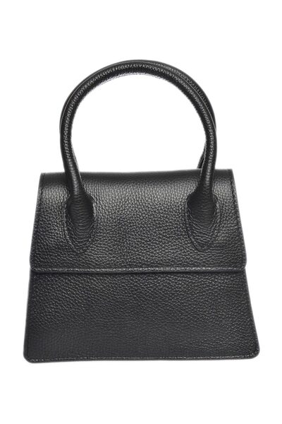 Carla Ferreri Handbag
100% cow leather
Front flap over magnetic closure
Internal pocket
Dimensions : 17x19.5x8  cm