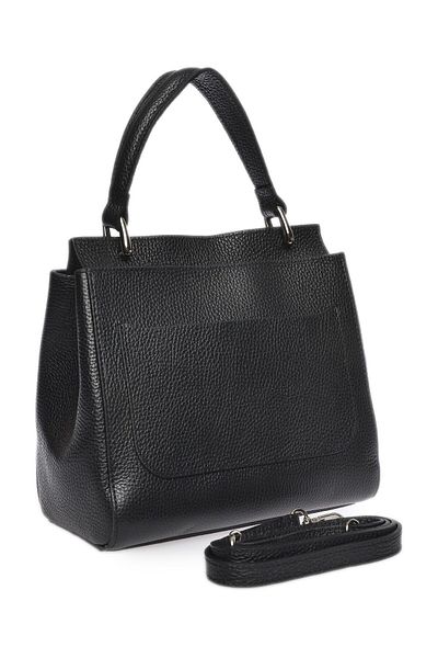 Carla Ferreri Kabelka
100% hovězí kůže
Zapínání na přední přezku
Vnitřní kapsa na zip
Rozměry: 19,5x21x8,5 cm
Délka