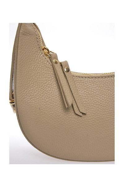 Carla Ferreri Kabelka 
 100% hovězí kůže 
 Horní zapínání na zip 
 Vnitřní kapsa na zip 
 Rozměry: 11x21x6,5 cm 
 Rukojeť: 45