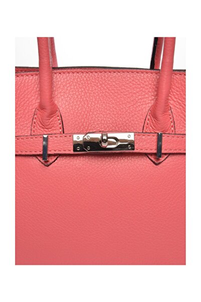 Carla Ferreri Handbag 
100% cow leather
Top zip closure
Dimensions: 21.5x24x13  cm
Handle: 32 cm
Shoulder strap: 1