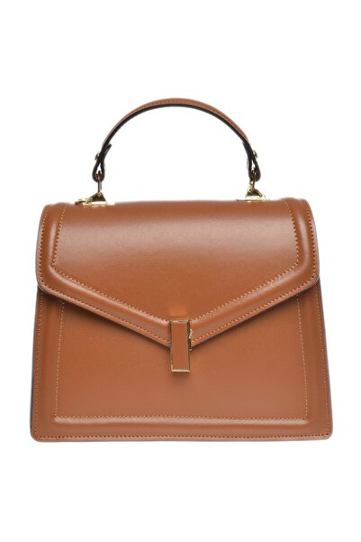 Carla Ferreri Kézitáska
100% marhabőr
Felső cipzáras záródás
Elöl fém csattal záródás
Belső cipzáras zseb
Méretek: