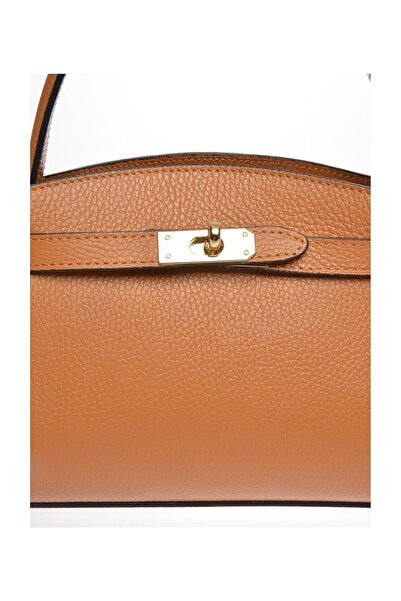 Carla Ferreri Kézitáska
100% marhabőr
Felső cipzáras zár
Méretek: 16x23x7,5 cm
Fogantyú: 35 cm
Vállpánt: 12