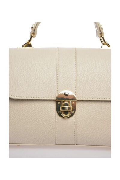 Carla Ferreri Handbag
100% cow leather
Front metal buckle closure
Top zip closure
Two internal compartments
Intern