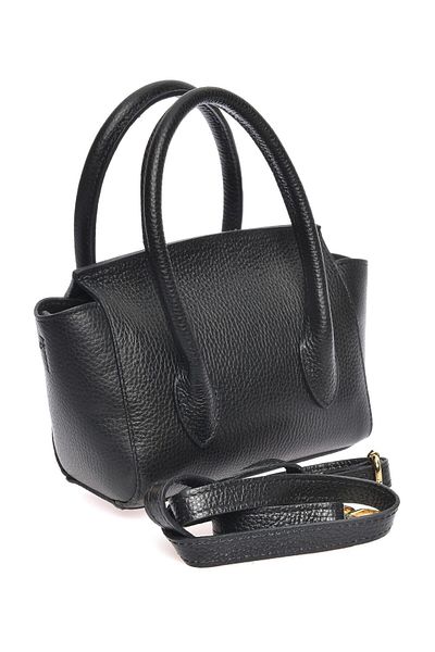 Carla Ferreri Crossbody kabelka 
 100% hovězí kůže 
 Přední magnetické zapínání 
 Rozměry: 13x18x7cm 
 Rukojeť: 27 cm 
 nastavitelný
