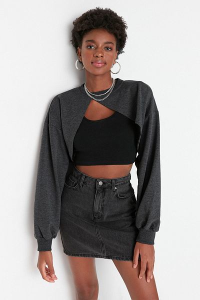 Trendyol Collection Anthrazitfarbenes, asymmetrisches Super-Crop-Sweatshirt mit Rundhalsausschnitt und dünnem Strickmuster TWOAW23SW00531