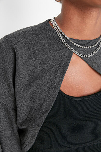 Trendyol Collection Antracitová Asymetrická Super Crop Crew Neck Neck Pletená mikina TWOAW23SW00531
