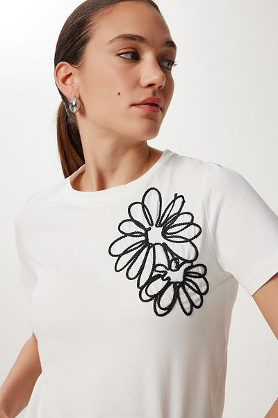 Happiness İstanbul Damen-T-Shirt aus Baumwolle mit Blumenstickerei in Ecru CR00488
