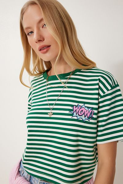Happiness İstanbul Grünes gestreiftes, besticktes Baumwoll-Crop-Strick-T-Shirt für Damen CR00495