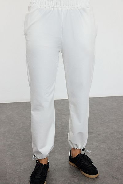 Edit by Trendyol Gerade gestrickte Jogginghose - Ecru mit Stopper-Accessoire-Detail TEDAW25EA00013