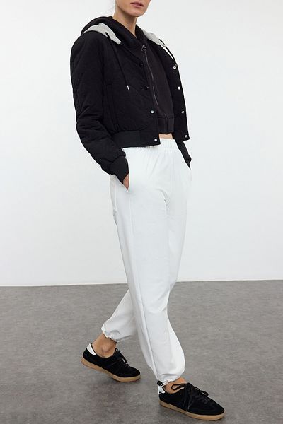 Edit by Trendyol Gerade gestrickte Jogginghose - Ecru mit Stopper-Accessoire-Detail TEDAW25EA00013