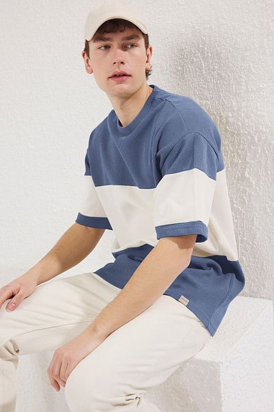Trendyol Collection „Indigo Oversize Color Blocks Doe Erbrochenes T-Shirt TMNSS25TS00065“