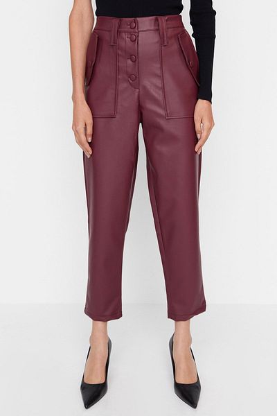 Trendyol Collection Bordeauxrote Hose aus Kunstleder mit Knöpfen – Carrot Woven, Limited Edition TWOAW22PL0083