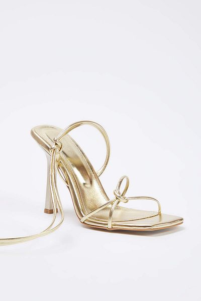 TRENDYOL SHOES Damen-Sandalen mit schmalem Absatz und goldenem Knöchelriemendetail TAKSS25TO00095